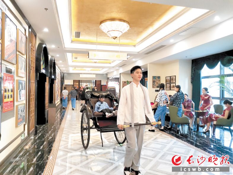 　　←开业仪式现场，潇湘青春影城长沙大汉海派店再现老上海风情。