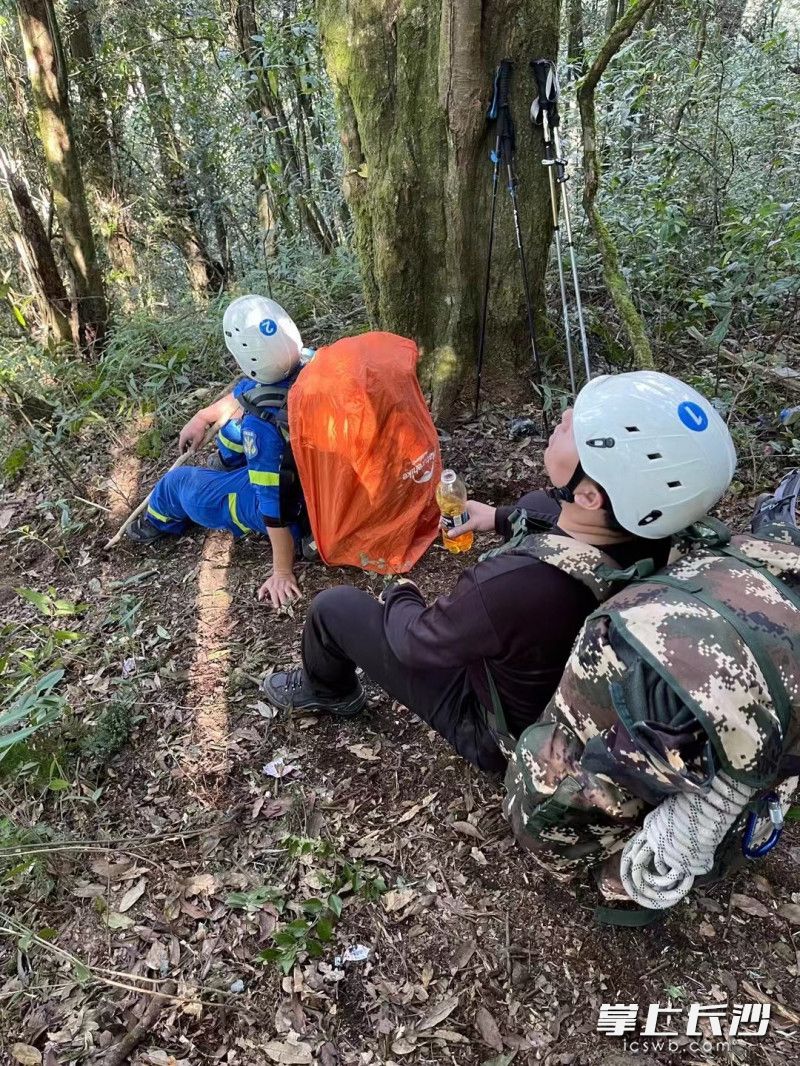 山高林密，搜救人员在山上短暂休息。