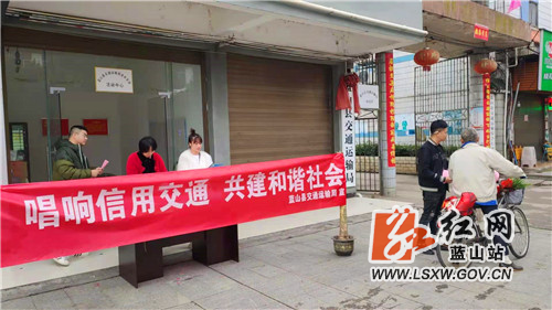 图为交通部门工作人员在向过往行人讲解宣传资料 (1).jpg