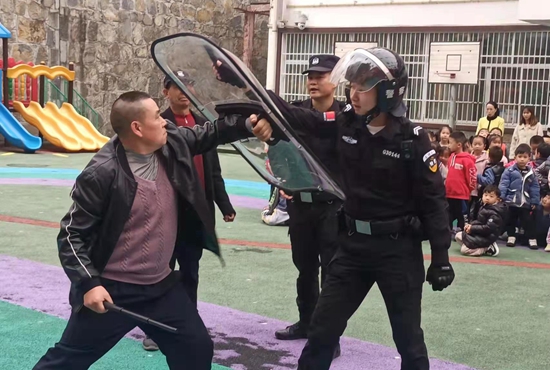 “暴徒”欲强闯学校，安保人员手持钢叉、长棍、盾牌等器械与之周旋.jpg