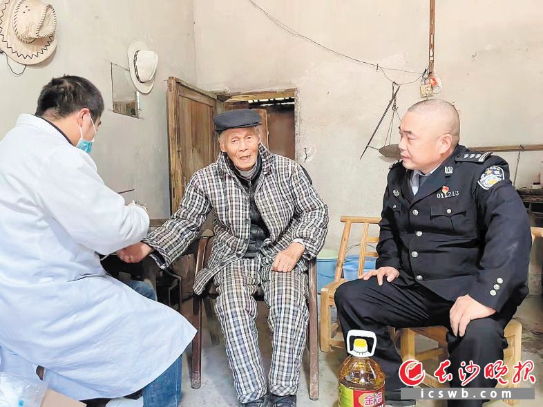 　　杨益（右）和街道卫生院医务人员一起，为坪山村86岁老人杨海明进行定期健康检查。　　长沙晚报通讯员 彭运生 供图