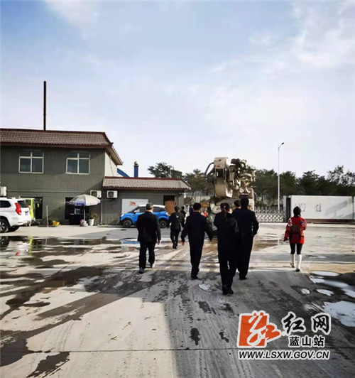 成功扣押的第一辆泵车.jpg