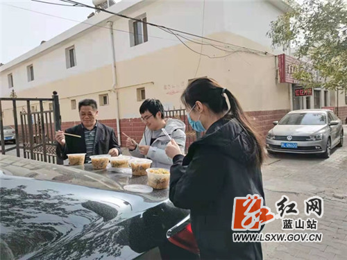 执行干警路边用餐.jpg