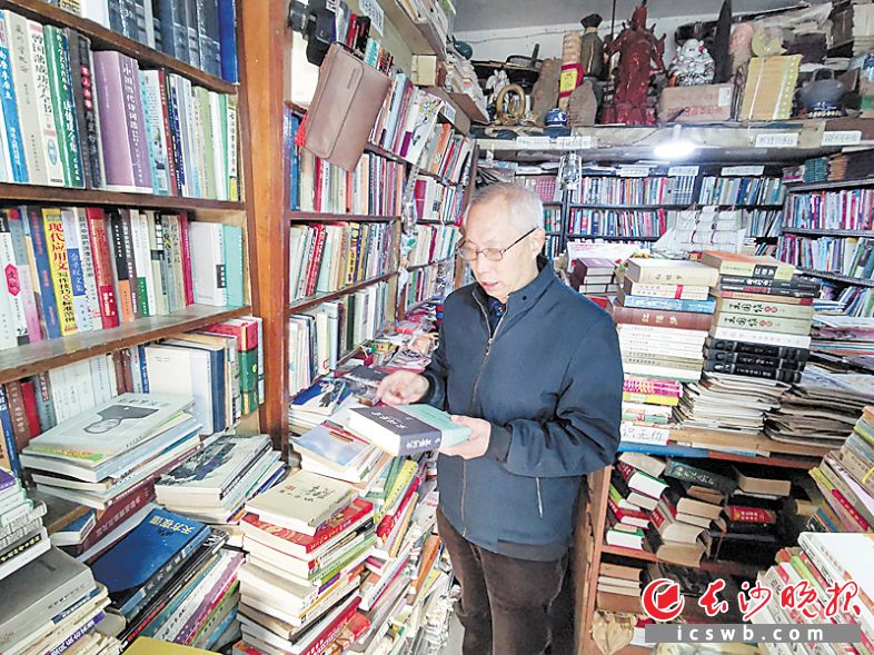 　　王小平退休之前，是浏阳一所中学的语文老师，退休后他开了一家旧书店。长沙晚报全媒体记者 刘树源 摄