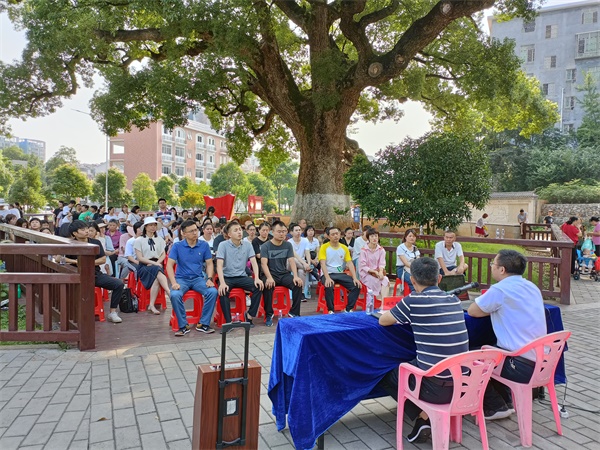 3.燕泉街道邀请党史学习教育区委宣讲团成员在“千年文星古樟”游园开展宣讲（谢丽萍  摄）.jpg