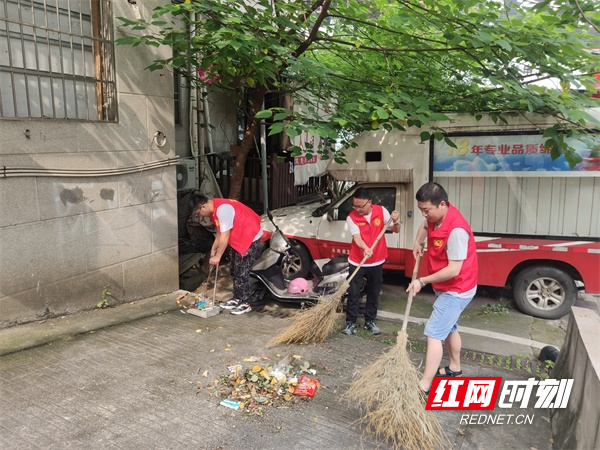 图六阳光苑社区组织志愿者开展捡拾垃圾维护环境卫生活动.jpg