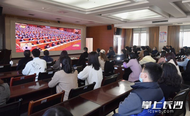 湖南省计量检测研究院工作人员集体收看党代会开幕大会直播。