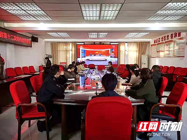 雨湖区楠竹山镇组织集中收看湖南省第十二次党代会开幕会。.jpg