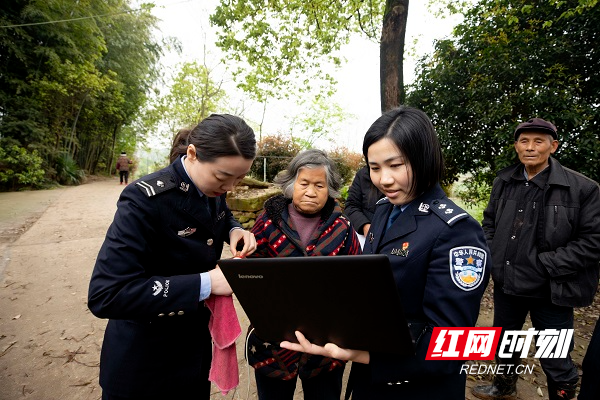 1、11月10日，津市市公安局人境大队民警下村为行动不便老人采录指纹.jpg