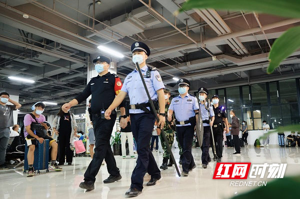 3、10月1日，民警在火车站候车室巡逻执勤.JPG