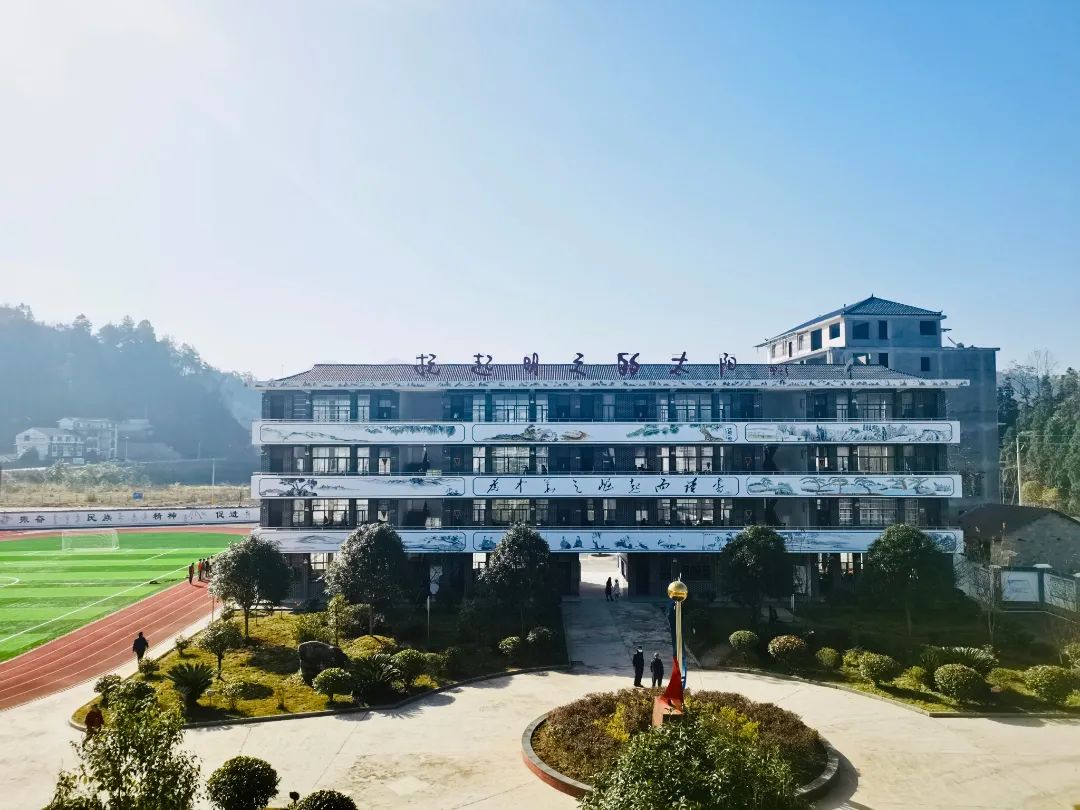 托起门口的太阳.jpg 图片