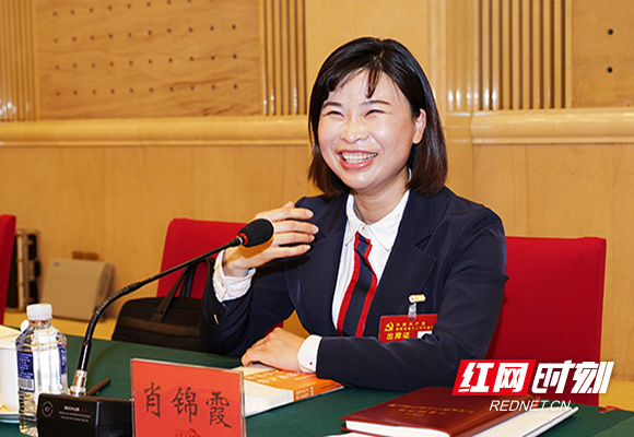 握话筒、记笔记……来看党代表们履职的最佳姿势