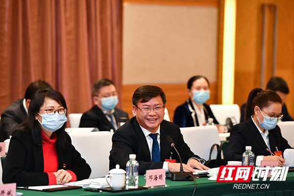 党代会微表情丨低头记录+抬头微笑+积极发言