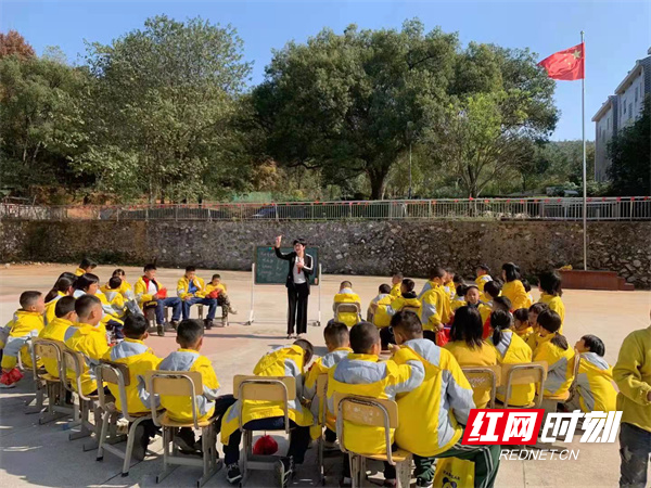 青春在行动城乡少年手拉手，共架连心桥2.jpg