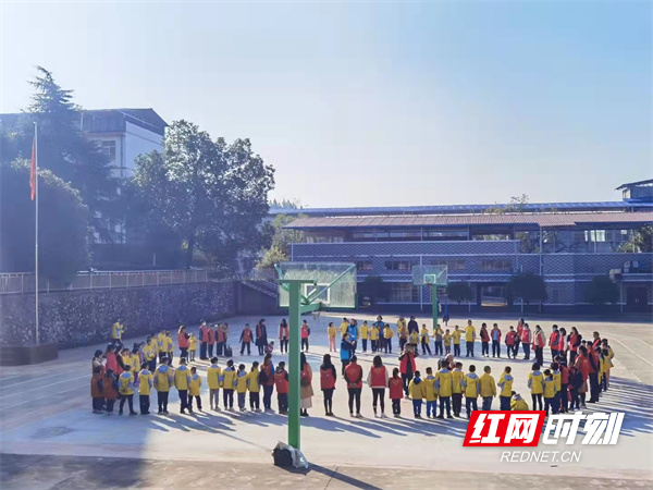 青春在行动城乡少年手拉手，共架连心桥.jpg