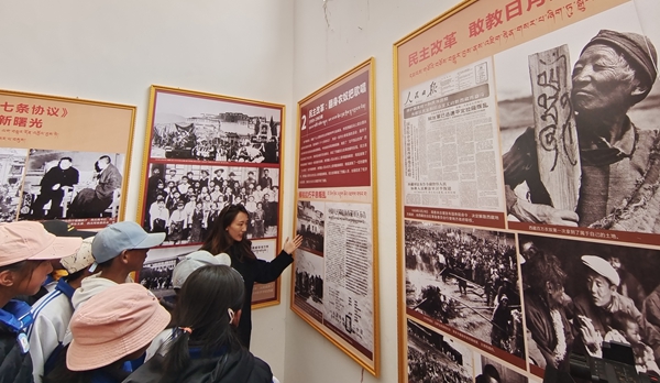 措美县组织学生参观“西藏和平解放70周年”成就展4_副本.jpg