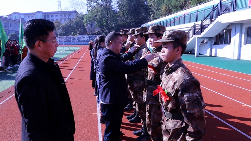 通道一中举办国防特色班授衔仪式2.jpg