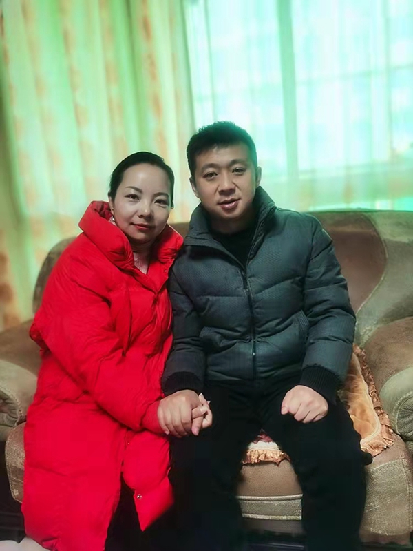 图为次仁拉珍跟丈夫任琰合影。_副本.jpg