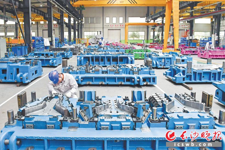 　　晓光模具生产车间内，各式大型机械、工业机器人高速运转，工人零星分布在各个工位忙碌。　　长沙晚报全媒体记者 王志伟 摄