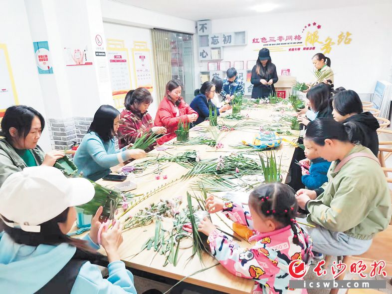 　　长沙社区大学送教到社区，融城苑社区现代花艺插花课程颇受欢迎。　　学校供图