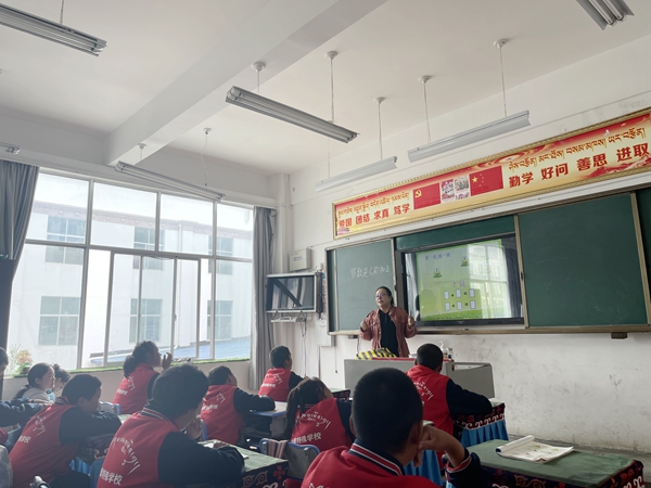 图为次仁拉珍正在为学生上课。_副本.jpg