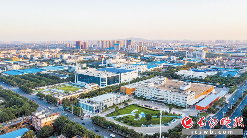 在疫情防控常态下，澳优乳业逆势而上，前三季度实现营收和净利润的双增长,彰显了企业综合实力。　　长沙晚报全媒体记者 邹麟 摄