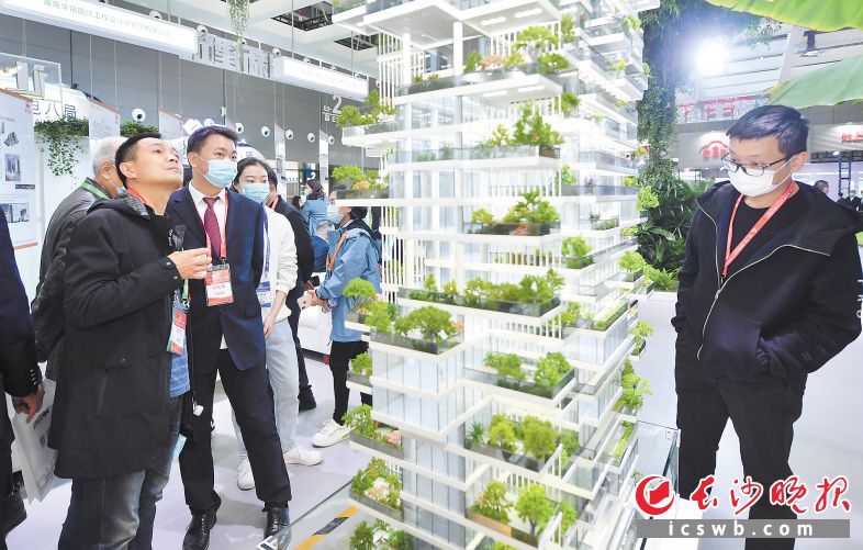 2021中国（长沙）国际装配式建筑与工程技术博览会上，嘉宾正在展厅参观。