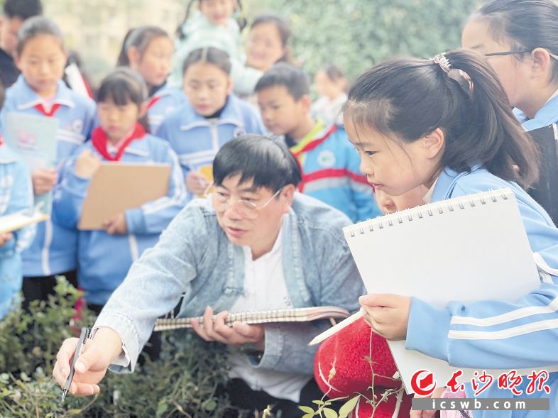 　　在社区开展的美育活动中，宁乡市文化馆美术师陈伟光教孩子们绘画技巧。                                               杨青 张禹 摄　　