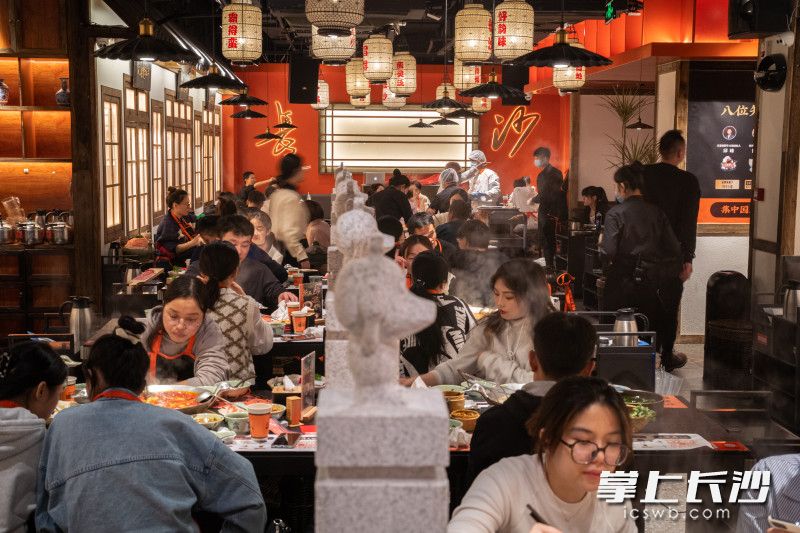 解放西路的大斌府火锅店内人气火爆。通讯员　李俊云供图