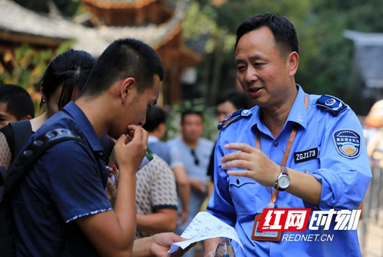 景区工作者“零距离”服务游客.jpg
