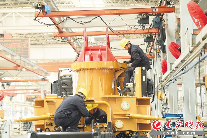 　　三一重工18号车间，传统的起重机、挖掘机、消防车、泵车等产品都采用柔性生产方式生产。　　长沙晚报全媒体记者 黄启晴 摄