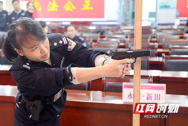 女警枪支训练.2.jpg