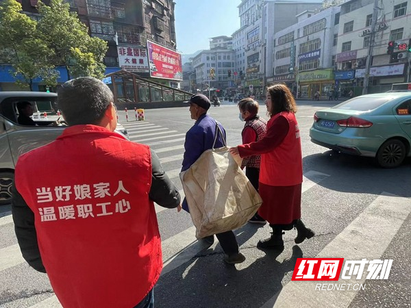 绿灯护送行人离开.jpg
