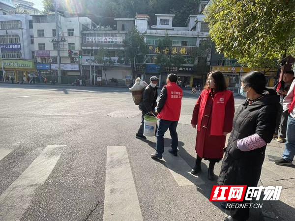 规劝路人遵守红绿灯.jpg