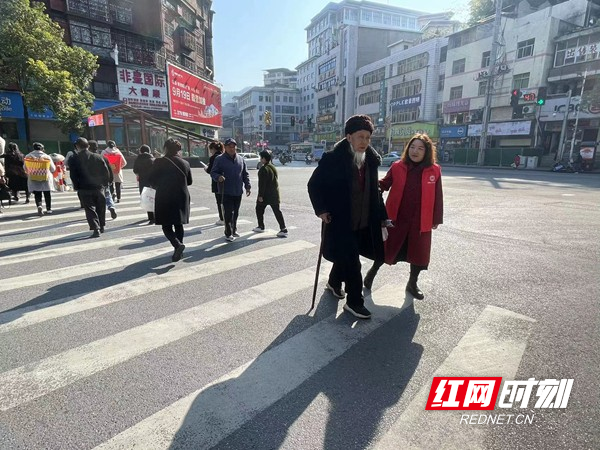 搀扶老人过马路.jpg
