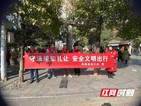 干部职工合照.jpg