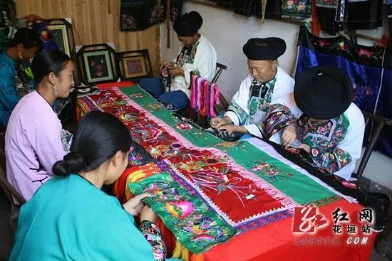▲ 苗族妇女正在制作苗绣织锦