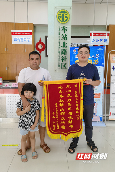 车站北路社区书记宋凯主动为辖区经营户子女争取新生入学资格 .jpg