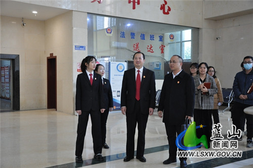 参观诉讼服务大厅.JPG