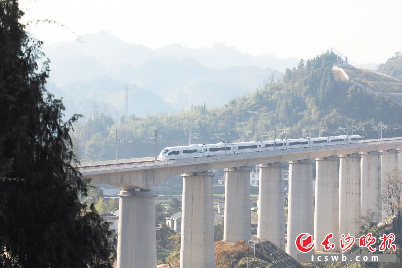 　　12月6日，在湖南省湘西土家族苗族自治州吉首市境内，列车在张吉怀高铁吉首段行驶。  新华社发