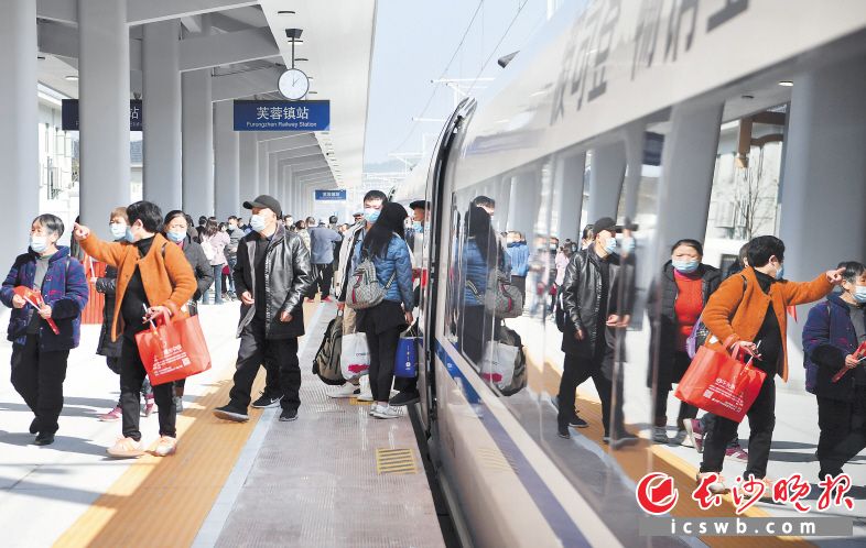 　　列车停靠芙蓉镇站。湖南日报记者 郭立亮 摄