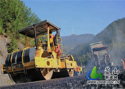 图四  G537国道路面施工.jpg
