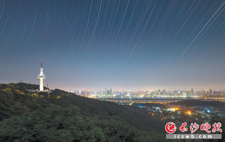 　　9月24日，谢杰凌晨登上岳麓山，累计曝光约5小时，拍出了许多星星从长沙夜空划过的痕迹，将作品取名为《星城星迹》。