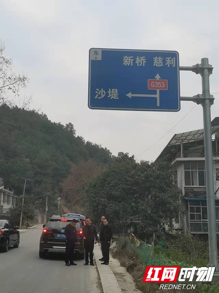 赵区长巡路1.jpg