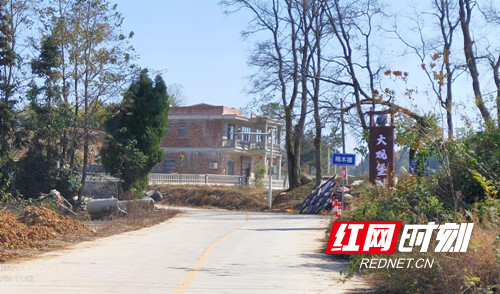宁远：修通致富路   山村拔穷根02_副本500.jpg