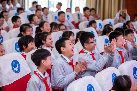 学生们看得乐不可支。