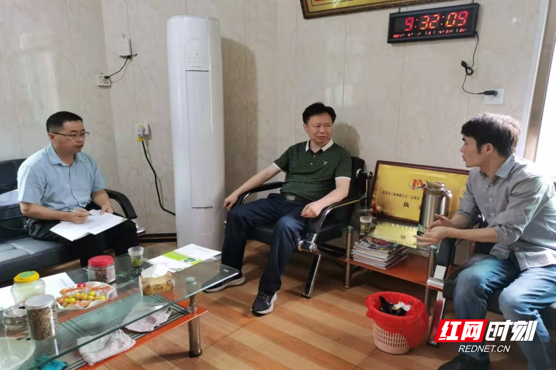 桂东县纪委监委督查人员在桂东县湘浙活性炭有限公司了解其生产经营情况(1).jpg