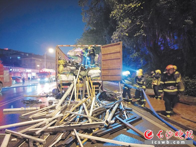 　　7日20时许，长沙县远大二路上一辆满载废品的货车突然起火,被消防人员迅速扑灭。　　长沙晚报通讯员 张佳欣 供图