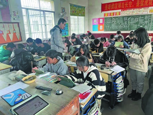 乡村教师自掏12万 只为给全班学生买电脑