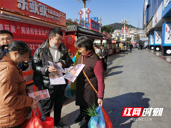 图五工作人员向过往群众宣传消防安全及用火、用电、用气安全防范知识.jpg